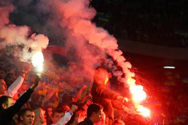 Fanlar futbol oyun sırasında işaret fişeği yakmak