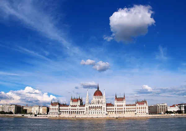 Byggnaden av parlamentet i budapest — Stockfoto