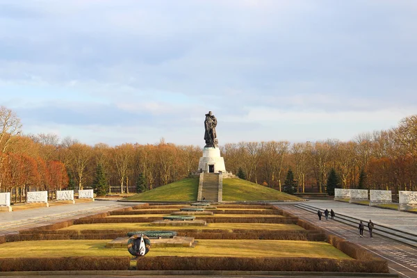 Советский военный мемориал в Трептауэр-парке в Берлине — стоковое фото