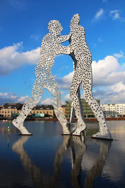 Molécula Hombre escultura en el río Spree en Berlín —  Fotos de Stock