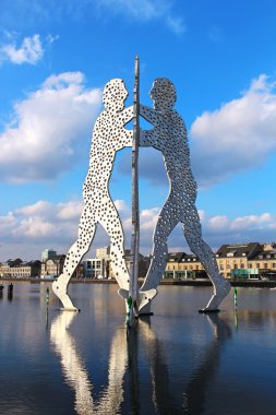 Molekül adam heykel Berlin Spree Nehri üzerinde