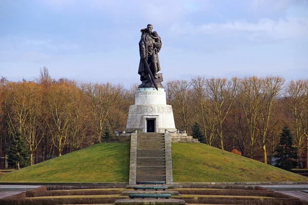 Советский военный мемориал в Трептауэр-парке в Берлине — стоковое фото