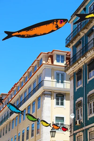 Улица Лиссабона украшена сардинами — стоковое фото