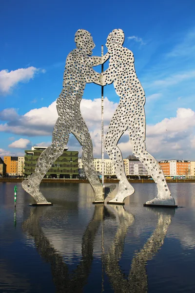 在柏林施普雷河上的分子人雕塑 — 图库照片