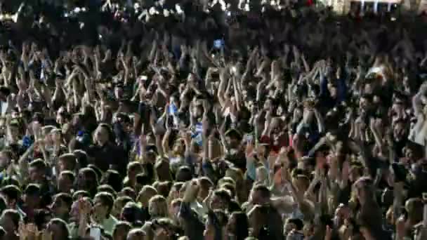 Multitud de personas en el concierto — Vídeos de Stock