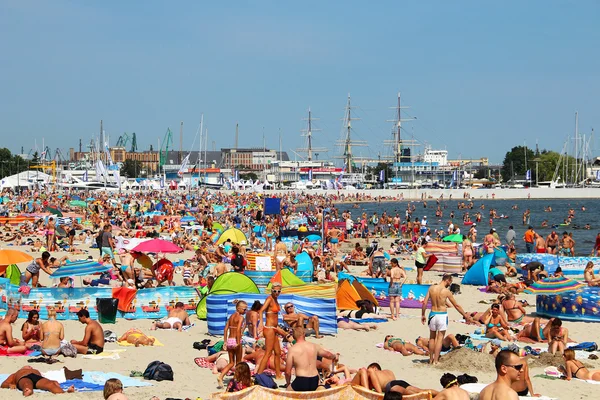 Zatłoczona plaża publiczna w Gdyni na Bałtyku — Zdjęcie stockowe