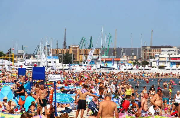 Zatłoczona plaża publiczna w Gdyni na Bałtyku — Zdjęcie stockowe