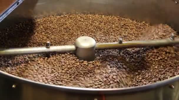 Κόκκους καφέ στο καφέ roaster — Αρχείο Βίντεο