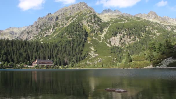 Poprad lake in hoge Tatra gebergte — Stockvideo