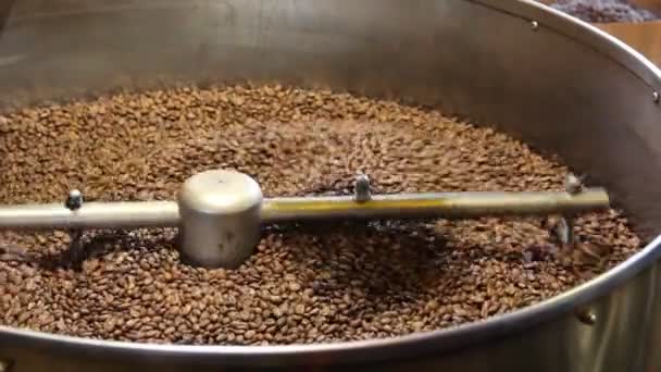 Granos de café en un tostador de café — Vídeo de stock