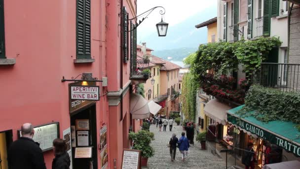 Pittoresk steegje in Bellagio stad op Comomeer, Italië — Stockvideo