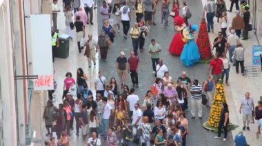 Lizbon şehir merkezinde Street yürüyüş