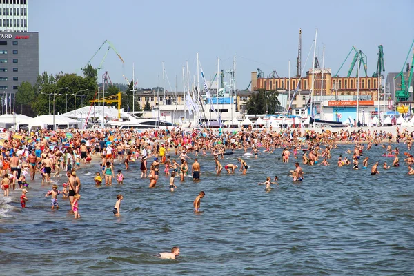 Населённый общественный пляж в Гдыне на Балтийском море — стоковое фото
