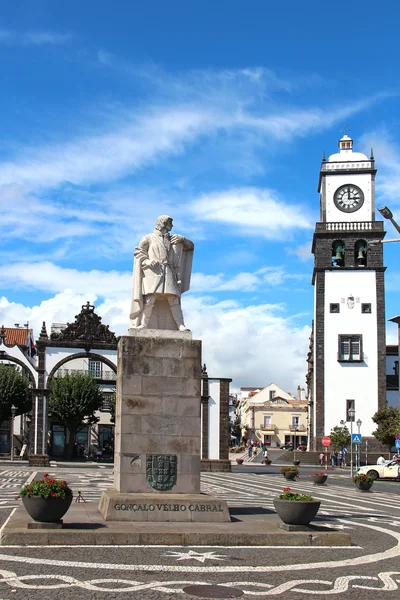 Monument to explorer Goncalo Velho Cabral on the main square of — Stock Photo, Image