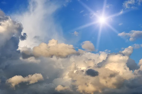 Mörka moln och sol — Stockfoto