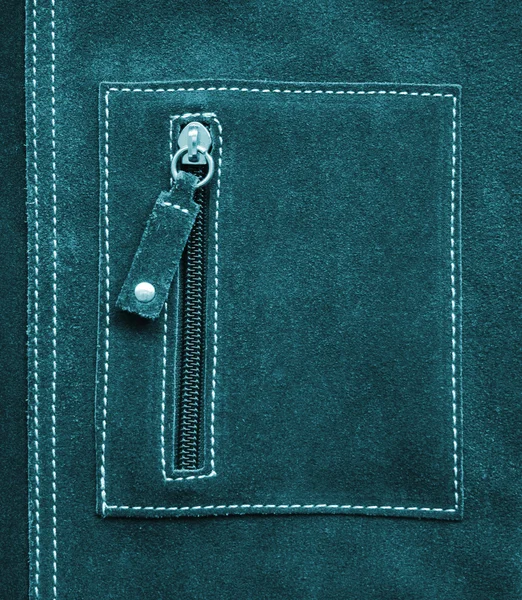 背景としての青い革の質感にポケット — ストック写真