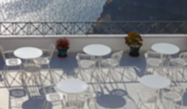 Grécia. Ilha Santorini. Um café ao ar livre sobre o mar com panela — Fotografia de Stock