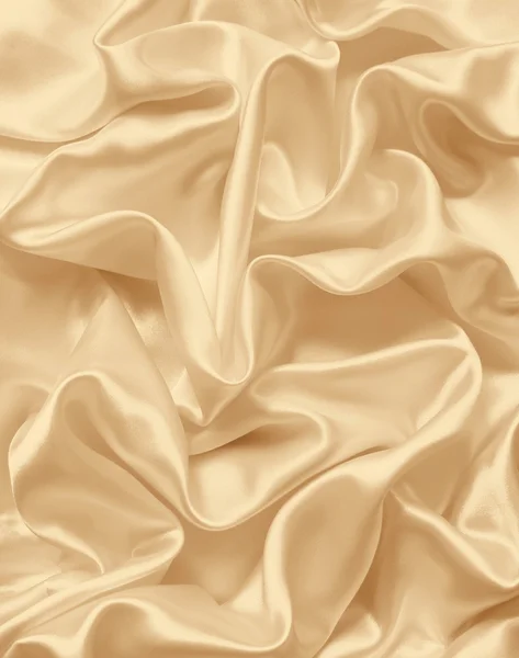 Гладкий элегантный золотой шелк в качестве свадебного фона. В тонированном виде — стоковое фото