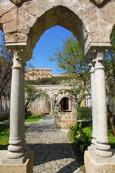 Il cortile del monastero. Italia — Foto Stock