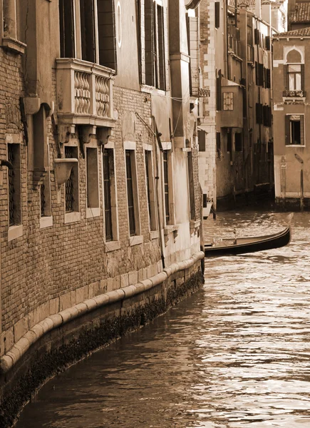 Canal entre casas antigas na Itália — Fotografia de Stock