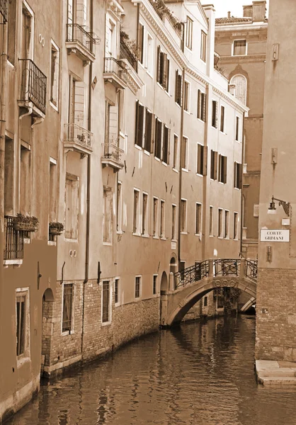 Canal con puente en Venecia — Foto de Stock