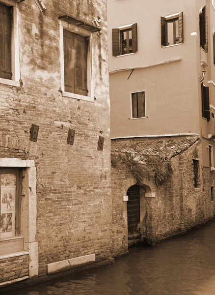 Canale tra vecchie case in Italia — Foto Stock