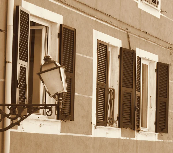 Italië. Cinque Terre. Riomaggiore dorp. Lantaarn op de muur. Ik — Stockfoto