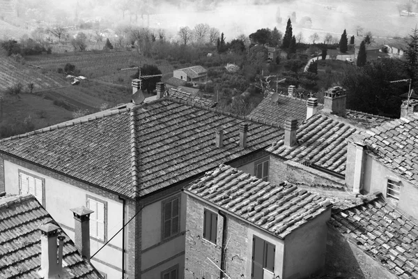 Itálie. Oblast Toskánsko. Montepulciano. V černé a bílé laděných. — Stock fotografie