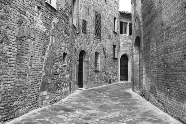 De Italia. Región Toscana. Ciudad de Montepulciano. En blanco y negro a — Foto de Stock