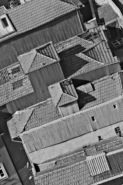 Portugal. Ciudad de Oporto. Antigua parte histórica de Oporto. En negro y — Foto de Stock
