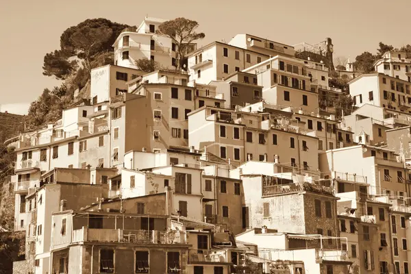 Itália. Cinque Terre. Aldeia Riomaggiore. Em Sepia tonificado. Retro — Fotografia de Stock