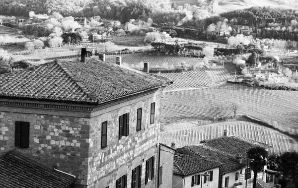 Itálie. Toskánsko. Montepulciano. V černé a bílé tónovaný. Retro s — Stock fotografie