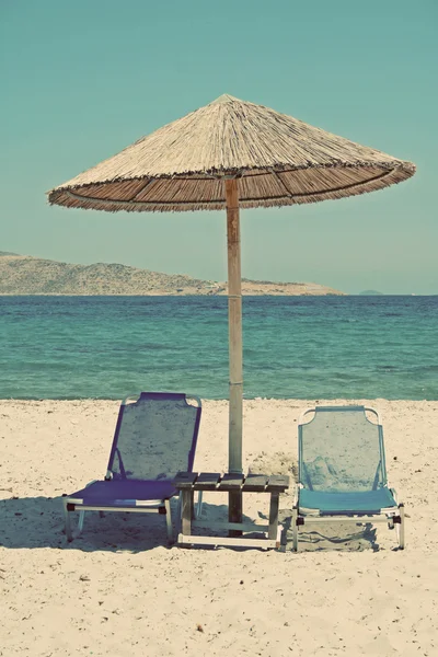 Yunanistan. Kos Adası. İki sandalye ve şemsiye plajda. İns — Stok fotoğraf