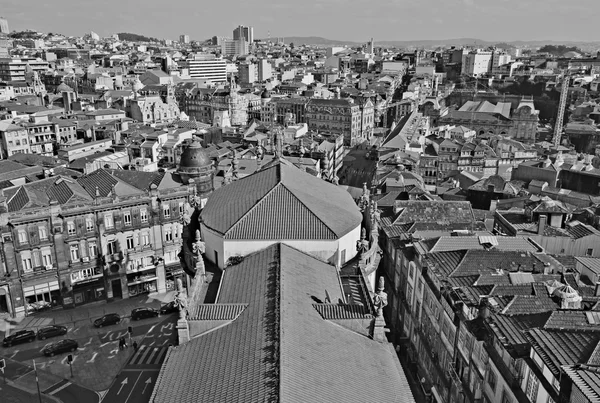 Portugal. Porto. Luchtfoto uitzicht over de stad. In zwart-wit — Stockfoto