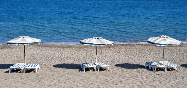 Grecia. La isla de Kos. Playa de Kefalos. Sillas y sombrillas — Foto de Stock