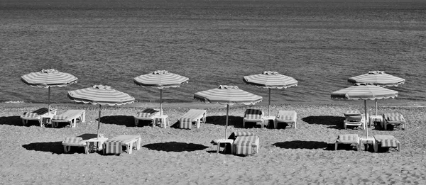 Grecja. Kos. Kefalos beach. Leżaki i parasole na plaży. Ja — Zdjęcie stockowe