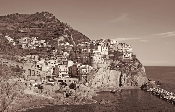 Włochy. Cinque Terre. Manarola. W tonacji sepii. W stylu retro — Zdjęcie stockowe