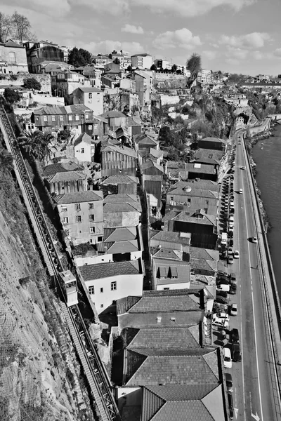 Portugal. Cidade do Porto. Antiga parte histórica do Porto. Em preto e — Fotografia de Stock