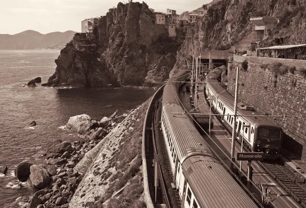Itália. Cinque Terre. Comboio na estação Manarola. Em Sepia tonificado . — Fotografia de Stock
