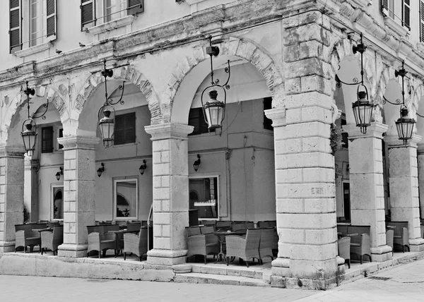 Grecia. Corfú. Ciudad de Corfú. Un café al aire libre. En blanco y negro — Foto de Stock