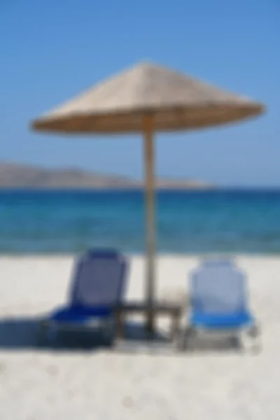 Grecja. Wyspa Kos. Dwa krzesła i parasol na plaży. W blu — Zdjęcie stockowe