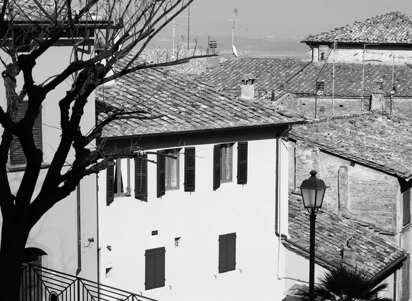 De Italia. Región Toscana. Ciudad de Montepulciano. En blanco y negro a — Foto de Stock