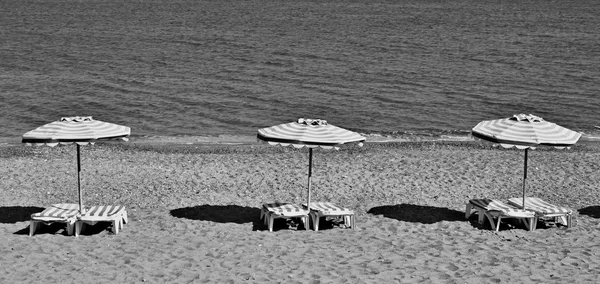 Stühle und Sonnenschirme in Griechenland — Stockfoto