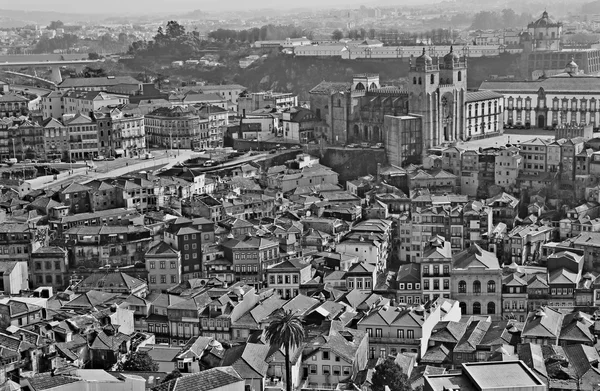 葡萄牙。波尔图。在城市上空的鸟瞰图。在黑色和白色 — 图库照片