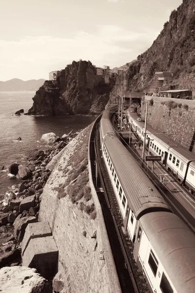 Itália. Cinque Terre. Comboios na estação Manarola. Em Sepia tonificado . — Fotografia de Stock