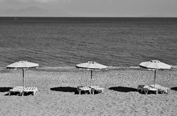 Griechenland. kos. Kefalos Strand. Liegestühle und Sonnenschirme am Strand. i — Stockfoto