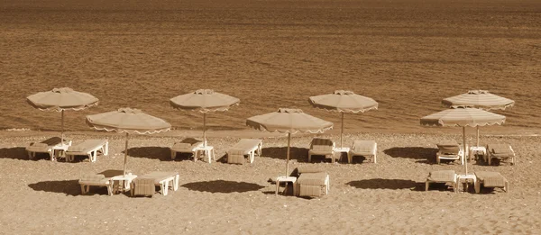 Grecia. Isola di Kos. Spiaggia di Kefalos. Sedie e ombrelloni — Foto Stock