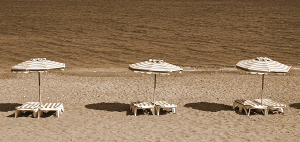 Grécia. Ilha de Kos. Praia de Kefalos. Cadeiras e guarda-chuvas — Fotografia de Stock