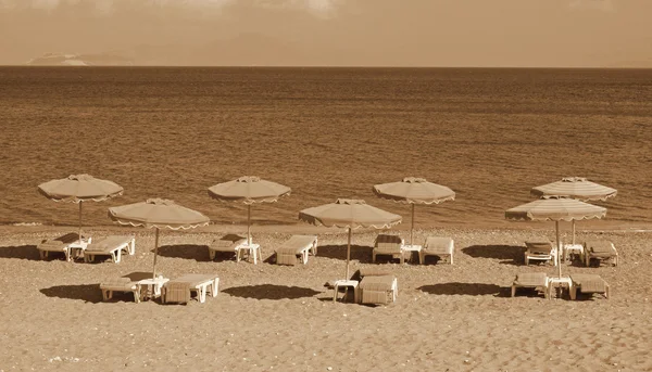Grecja. Wyspa Kos. Kefalos beach. Leżaki i parasole — Zdjęcie stockowe