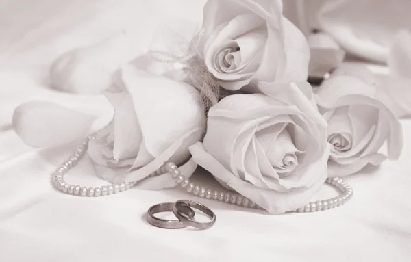 Anillos de boda y rosas — Foto de Stock